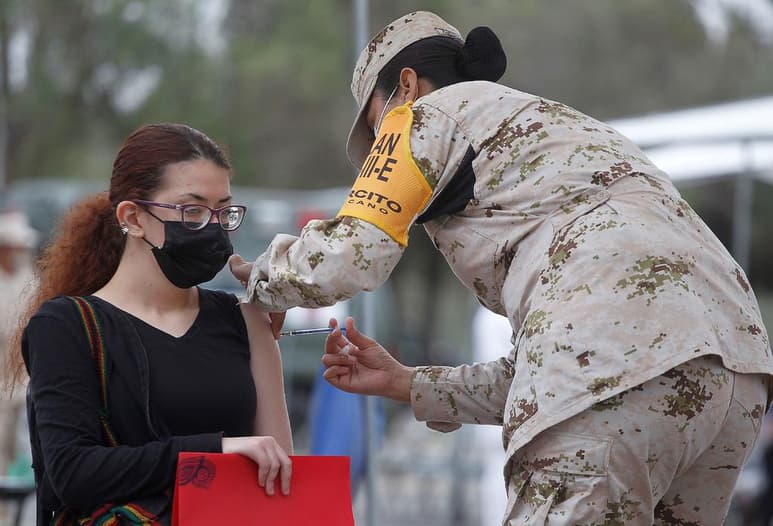 El Gobierno mexicano reportó 36 muertes por la COVID-19 en la última jornada para totalizar 231,187 decesos, informó este domingo la Secretaría de Salud (SSa), que también reveló que el país superó las 40 millones de vacunas aplicadas. (EFE)

