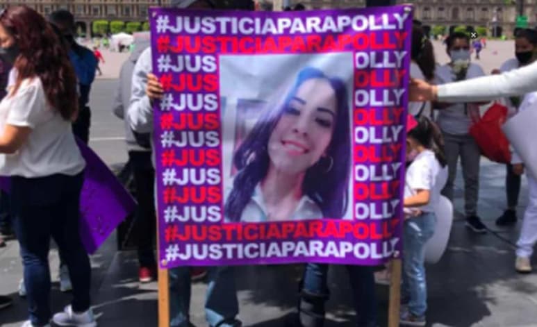 Familiares, amigas y amigos de Fernanda Cuadra y Polly Olivares, quienes fueron atropelladas por Diego Armando Helguera, se reunieron frente a la Catedral Metropolitana para realizar una cadena de oración y pedir por la pronta recuperación de las jóvenes. (ESPECIAL)