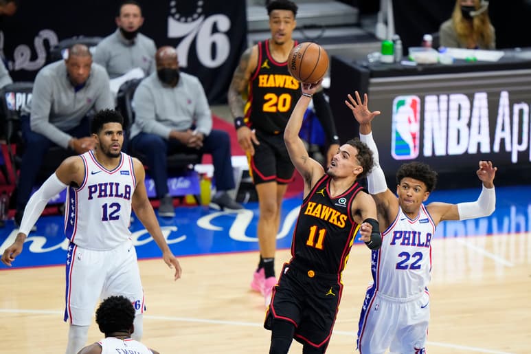 Trae Young (11) metió 21 puntos y repartió 10 asistencias en la victoria de Atlanta 103-96 sobre Filadelfia. (AP)