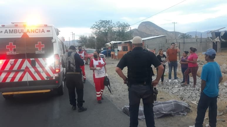 Al llegar los cuerpos de rescate y elementos policiales, la víctima del accidente ya había muerto. (EL SIGLO DE TORREÓN)