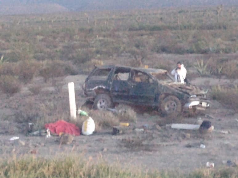 Tras reventarse el neumático trasero y a causa de la velocidad con la que circulaba, el conductor perdió el control y en cuestión de segundos la camioneta volcó. (EL SIGLO DE TORREÓN)