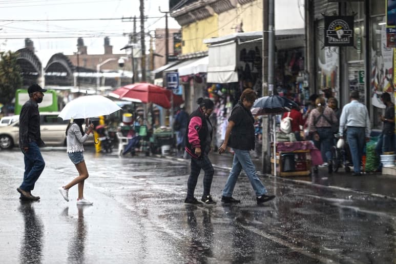 Se mantiene vigente para hoy la probabilidad de chubascos puntuales en la sierra y lluvias dispersas de diversa intensidad en valles centrales, del oriente y del sureste, lo que puede incluir a la ciudad de Durango. (EL SIGLO DE TORREÓN)