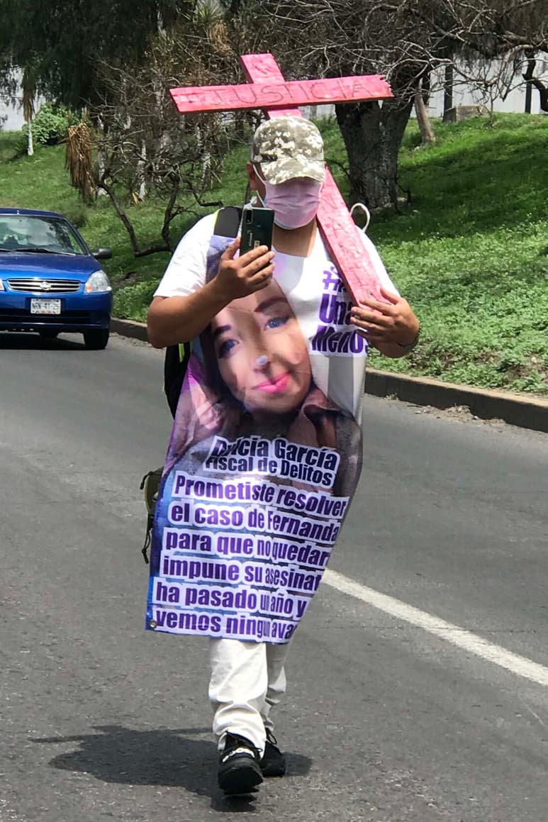 Mauricio caminó a la Fiscalía especializada en feminicidios en Edomex para pedir justicia por la muerte de su hija Fernanda, quien fue asesinada hace un año. (EL UNIVERSAL)
