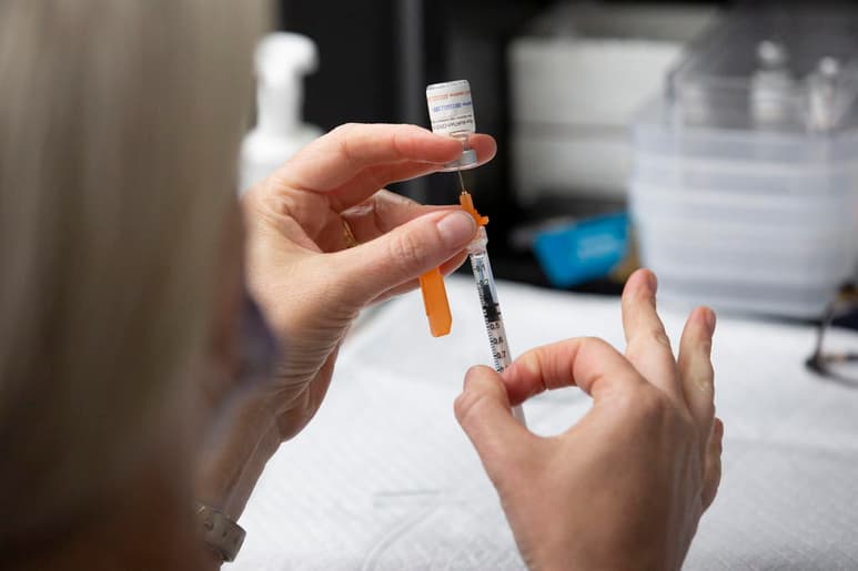 Estados Unidos dijo el lunes que donará 14 millones de vacunas contra COVID-19 a COVAX para que las distribuya en Latinoamérica y El Caribe, y otros 14 millones a países que considera prioritarios, como Colombia, Argentina y Haití. (ARCHIVO)
