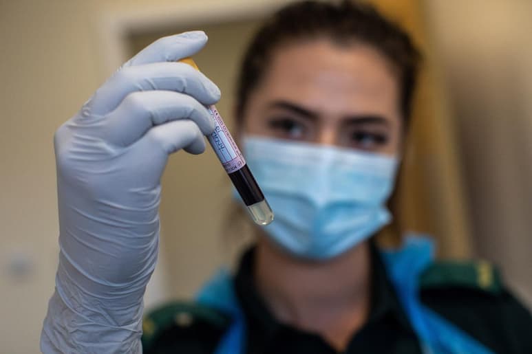 Gran Bretaña inició el lunes una investigación en torno a un escándalo de sangre contaminada que causó más de 2,000 muertes en las décadas de 1970 y 1980. (ARCHIVO)