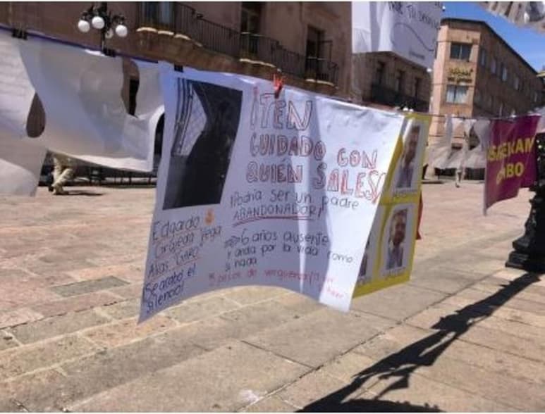 Un grupo de colectivas de madres elaboraron un tendedero de denuncia en Plaza de Armas, en el cual exhibieron a padres que se niegan a pagar la pensión alimenticia de sus hijos. (ESPECIAL)