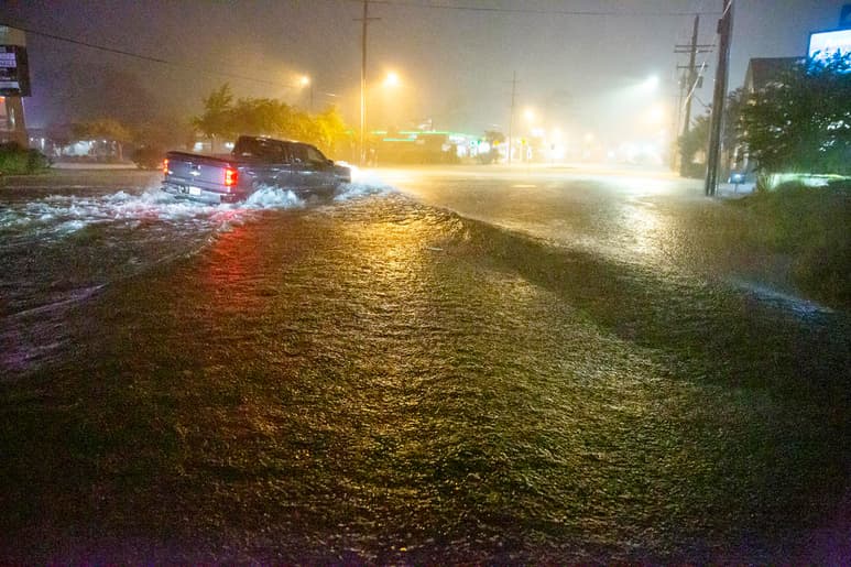 La tormenta tropical Claudette continúa este lunes alejándose de la costa estadounidense en su rápido desplazamiento hacia el noroeste del Atlántico y se espera que se convierta en un sistema 'postropical' el martes, informó el Centro Nacional de Huracanes (NHC) de Estados Unidos (EUA). (AP)