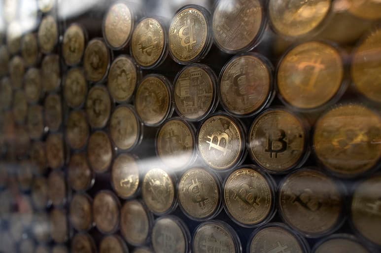 Con la intención de crear un modelo de transacciones que no dependiera de cierto país es que se crearon las monedas digitales. Poco a poco este tipo de divisas han ido ganando poder y cada vez son más aceptadas en el mundo. Sin embargo, aún hay cuestionamientos importantes sobre su alcance y uso por lo que países como China y Estados Unidos han anunciado algunas restricciones lo que provocó una caída en el valor de criptomonedas como Bitcoin. (ARCHIVO)