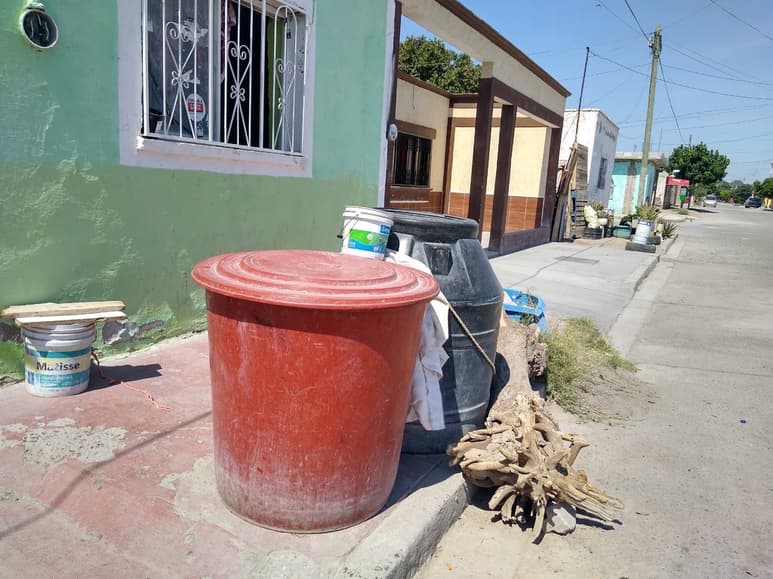 Las mujeres dicen que cada temporada de calor escasea el agua. (EL SIGLO DE TORREÓN)