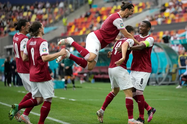 Austria derrotó 1-0 a Ucrania y terminó con seis puntos en el segundo lugar del grupo C, para meterse a octavos de final; en el otro juego del sector, Holanda derrotó 3-0 a Macedonia. (AP)