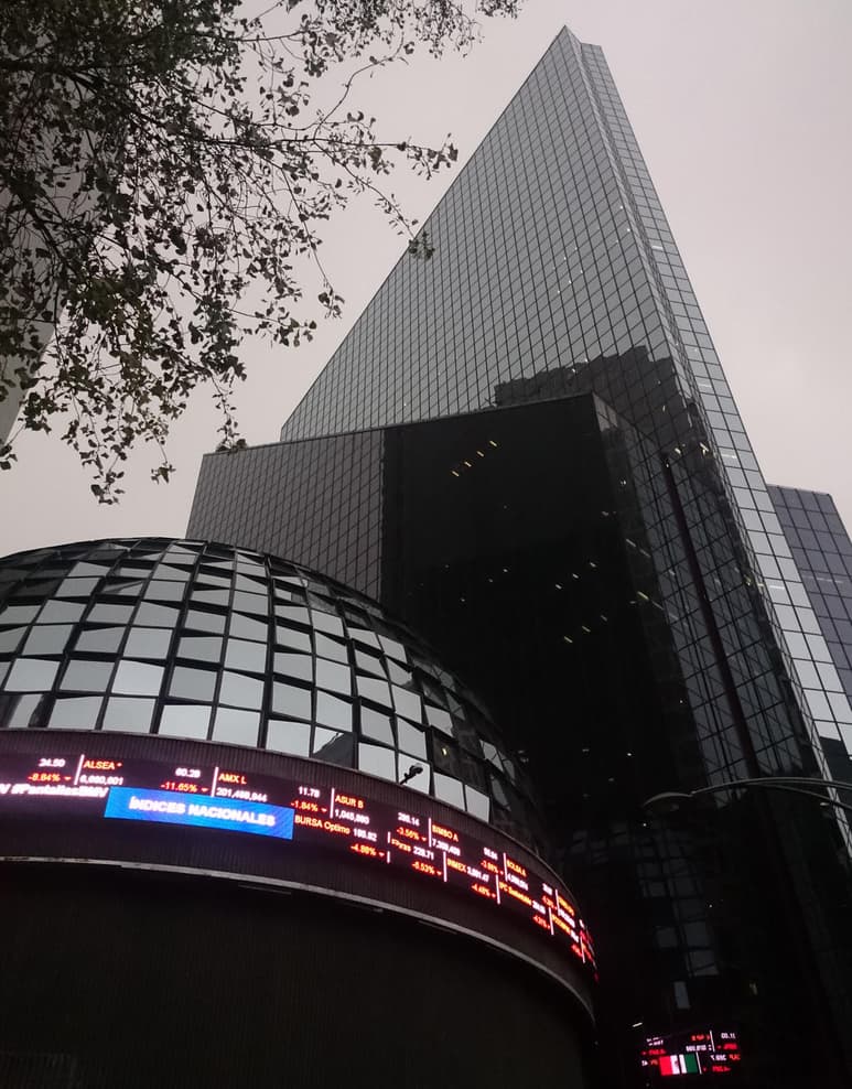El experto indicó que, de igual manera, el Grupo México (-2.11 por ciento) 'afectó en el desempeño del índice', ya que es la tercera firma con mayor capitalización de mercado. (EFE)