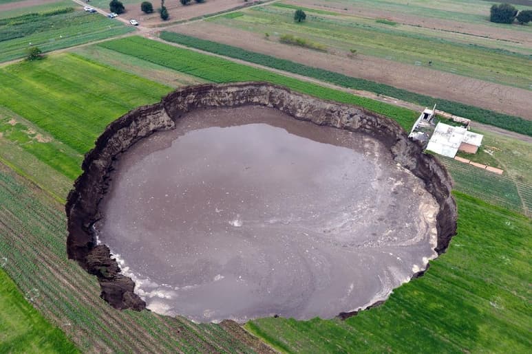 'El socavón es una falla natural, geológica, hídrica o cualquiera la naturaleza no se va a resolver nunca, si el socavón deja de emerger agua pues algún día se secará, no creo que sea pronto, pero sí se seca', expuso.
(ARCHIVO)