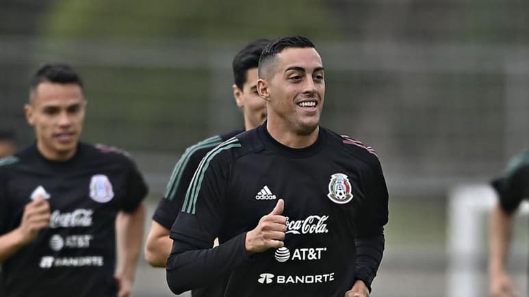 El delantero de Rayados de Monterrey, Rogelio Funes Mori ha sido el tema de la Selección Mexicana en los últimos días luego de que recibió la carta de naturalización como mexicano, lo que le permite ser parte del equipo Tricolor dirigido por Gerardo Martino, este martes fue revelada la primera imagen del jugador entrenando con el conjunto.  (ESPECIAL)
