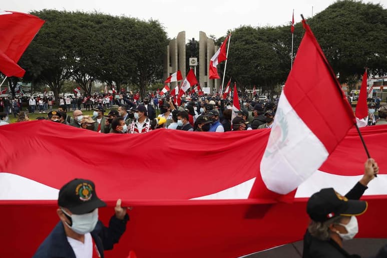 Un grupo de militares peruanos en retiro se manifestó contra los resultados de las elecciones. (EFE)