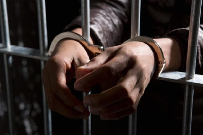 Los detenidos fueron puestos a disposición de las autoridades y acusados de diversos delitos. (ARCHIVO)