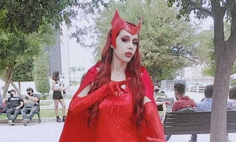 Sorprende. Sorprende lagunera que paseó luciendo el traje tradicional de la 'Bruja Escarlata' en las calles de Torreón.