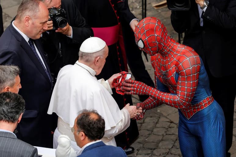 El joven fan del superhéroe enmascarado, se acercó al pontífice durante la audiencia que éste suele realizar los miércoles en el patio de San Dámaso del Vaticano (EFE)