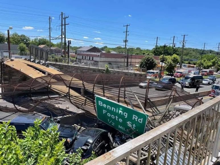 Fue alrededor del medio día del miércoles, que se dio el desplome de la estructura metálica del puente sobre la autopista DC-295 en Washington (ESPECIAL)