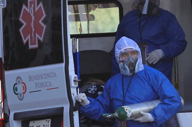 El programa para basificar a los 86 mil 300 trabajadores por honorarios o eventuales que heredaron administraciones anteriores en el sector salud inició este año, aunque lentamente. Con ello ofrecerles seguridad social. (ARCHIVO)