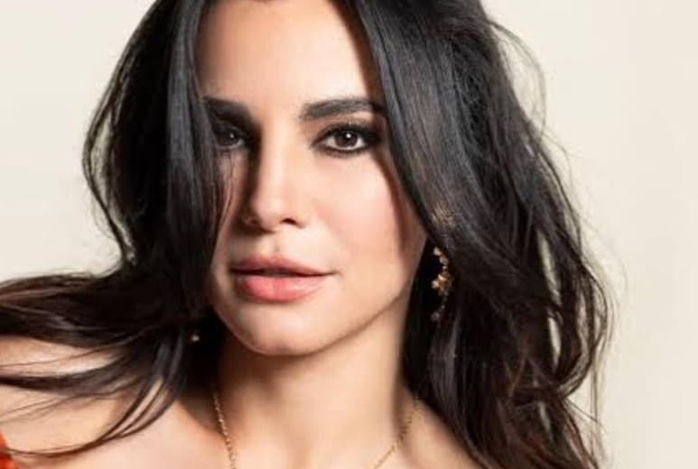 La actriz mexicana se mostró desde una piscina con traje de baño en Instagram (@MARTHAHIGAREDAOFICIAL)