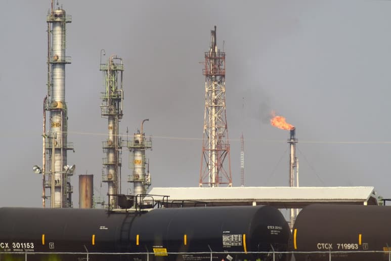 El oro negro ha subido 48 por ciento en lo que va del año, según datos de Petróleos Mexicanos. (ARCHIVO)