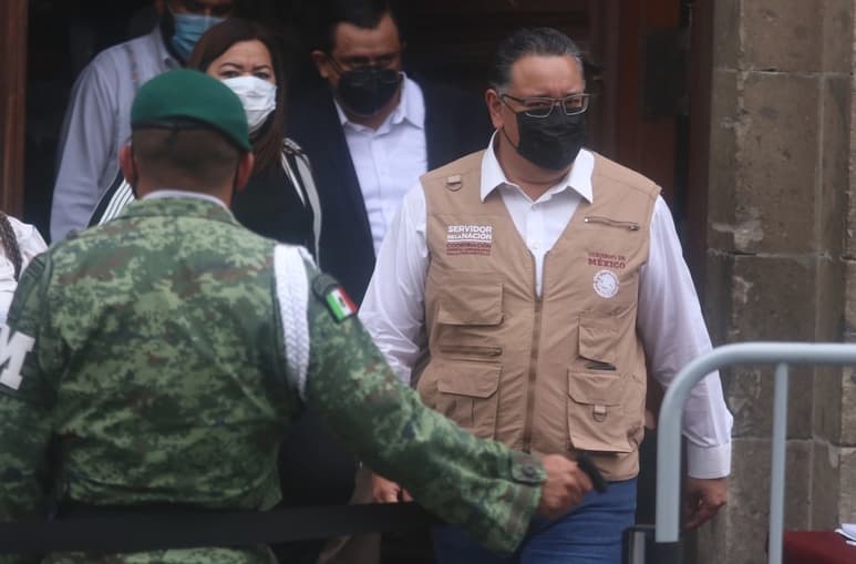 El coordinador de los Programas de Bienestar del Gobierno federal, Gabriel García (d), anunció ayer que dejará ese puesto. (EL SIGLO DE TORREÓN)