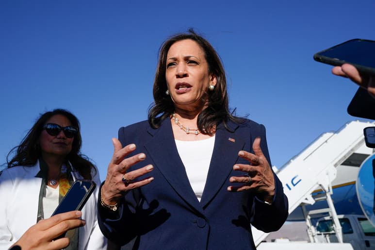 La vicepresidenta de EUA, Kamala Harris, se reunió este viernes con cinco niñas migrantes de Centroamérica y visitó un puerto de entrada donde llegan solicitantes de asilo en El Paso (Texas), durante su visita a la frontera con México. (EFE)
