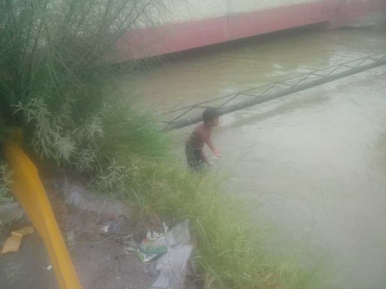 Sin ningún cuidado, los niños se meten a nadar a los canales en la zona urbana de Lerdo.