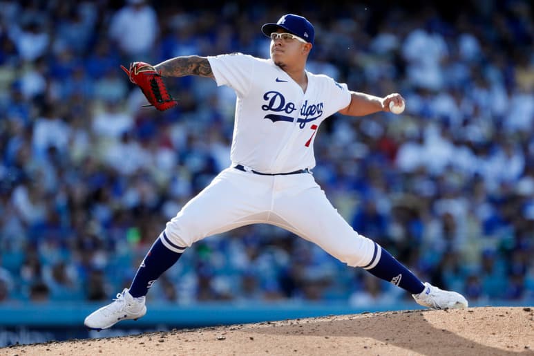 Julio Urías permitió dos carreras en cinco entradas y un tercio de labor y ponchó a 12 rivales, lo máximo en su carrera.