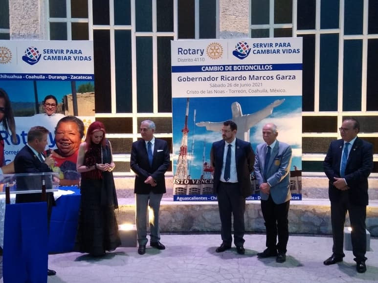 La ceremonia formal del Cambio de botoncillos se llevó a cabo ayer por la noche en el Santuario de las Noas de Torreón. (CORTESÍA)
