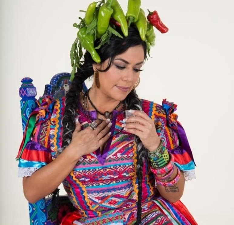 Lila Downs dice en entrevista que por ser mujer fue censurada en algunos momentos de su carrera; anuncia canción dedicada al personal de salud.