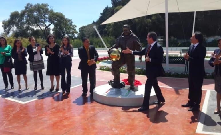El astronauta mexicano José Hernández tomó con un poco de humor, pero también con preocupación, el robo de una estatua en su honor en el municipio de Zinacantepec del Estado de México. (ESPECIAL)