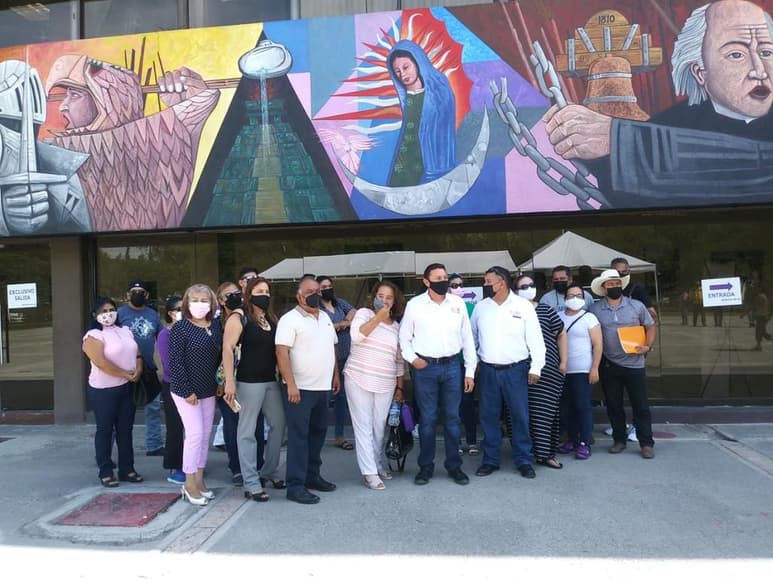 Los trabajadores dijeron ser secretarios generales e integrantes de la sección 5, quienes se manifestaron alrededor de las 11 de la mañana en las instalaciones del edificio.