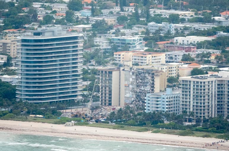 Los rescastistas que trabajan por quinto día y contrarreloj en el lugar del derrumbe parcial de un edificio de 12 plantas de Surfside (Miami-Dade) anunciaron este lunes el hallazgo de los cuerpos de dos nuevas víctimas, con lo que ya son once los fallecidos, y aseguraron que 'la búsqueda va a continuar'. (ARCHIVO)