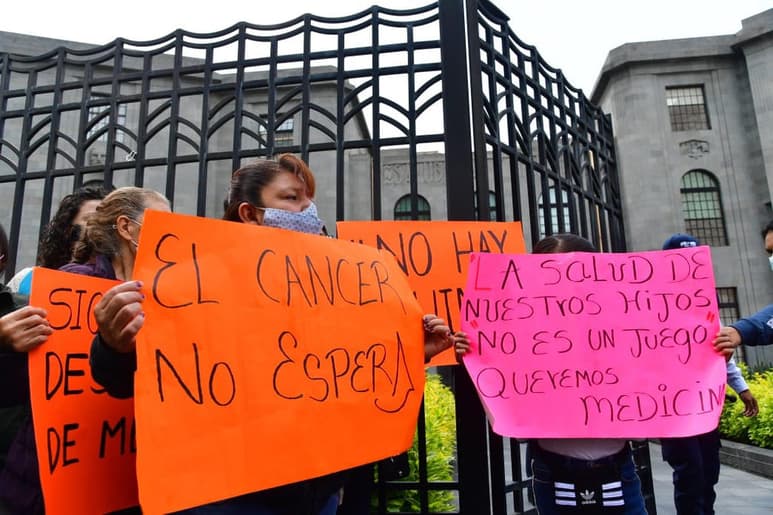 La Asociación de Padres de Familia con Niños Enfermos AC hizo un llamado a la sociedad en general de no politizar el tema del desabasto de medicamentos oncológicos, agregó que el próximo miércoles se realizará un paro nacional y se bloquearán los accesos del AICM para exigir que el gobierno cumpla con el abasto de los fármacos. (ARCHIVO)