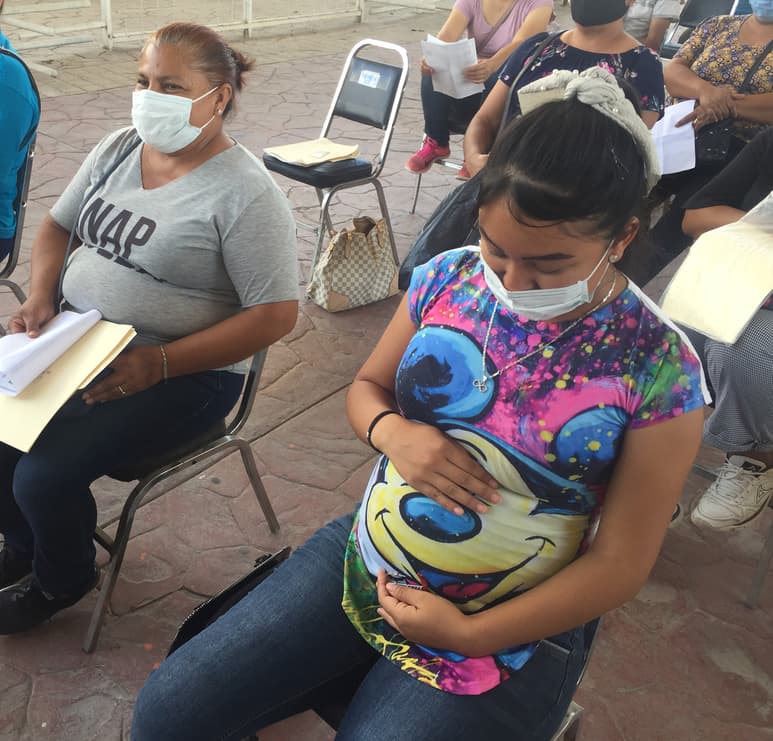 A sus cinco meses de embarazo, Maribel acudió a la jornada de vacunación anti-COVID-19 en GP. (GUADALUPE MIRANDA)