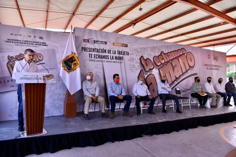 La presentación del programa se llevó a cabo ayer en la colonia Santiago Ramírez de Torreón. (ÉRICK SOTOMAYOR)
