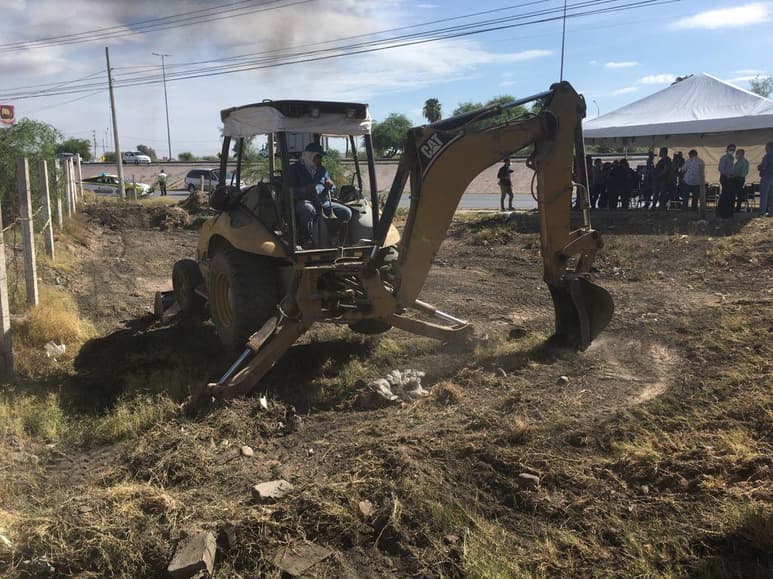 El proyecto está a cargo de la Dirección de Obras Públicas Municipales y tiene una inversión de 6 millones de pesos, será terminado en las próximas semanas y el nuevo equipo de bombeo de aguas pluviales estará ubicado en la zona sur del propio periférico, a unos metros del llamado puente “El Campesino”.
(FERNANDO COMPEÁN)