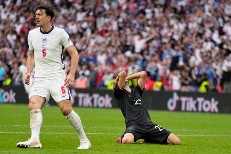 La pasión de Inglaterra compensó sus carencias futbolísticas y llevó a la selección a imponerse con claridad por dos goles a cero a una Alemania que nunca demostró el brío ni la fe necesarios para contestar la energía de los anfitriones. (AP)