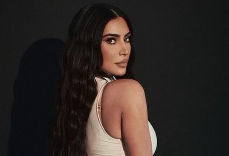 La expareja de Kanye West, sorprendió desde El Vaticano al aparecer con un vestido transparente lleno de escotes (@KIMKARDASHIAN)  