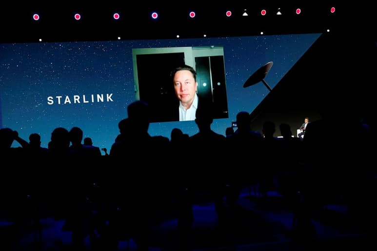 Según Musk, la red Starlink -que se propone suministrar internet de alta velocidad, constante y asequible en cualquier lugar del mundo a través de satélites- ha superado recientemente los 70,000 usuarios y espera crecer exponencialmente hasta alcanzar el medio millón de clientes en unos doce meses.
(ARCHIVO)
