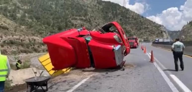 Tras los hechos ocurridos, la carga quedó regada en el pavimento, por lo que fue cerrado un carril, ocasionando trafico en este punto.