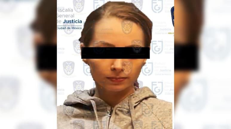 La noche de este martes, la Fiscalía General de Justicia de la Ciudad de México (FGJCDMX) publicó un comunicado y una foto, donde se aprecia a la youtuber Yoselinne Hoffman, mejor conocida como 'YosStop', luego que de fuera detenida por el delito de pornografía infantil. (ESPECIAL)