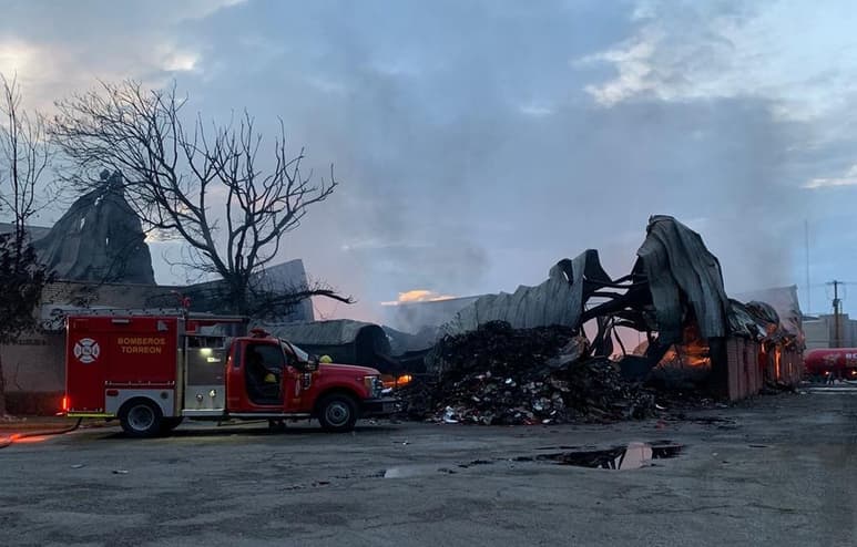 Juan Francisco Martínez Chavarría, comandante del departamento de Bomberos, indicó que actualmente se trabaja en la remoción de los escombros y en la eliminación de brazas.
(EL SIGLO DE TORREÓN)