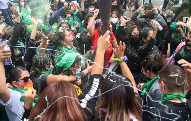 En medio de una discusión y descalificaciones por parte del presidente de la Junta del Congreso local de Hidalgo, el panista Asael Hernández, se aprobó con 16 votos de Morena a favor y una abstención la iniciativa para despenalizar el aborto a las 12 semanas. (ARCHIVO)