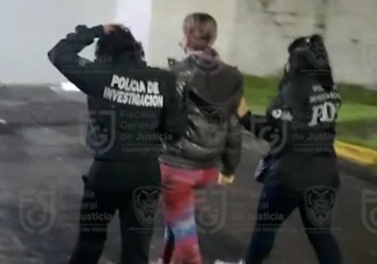 Luego de que la youtuber Yoseline Hoffman fuera detenida la noche del 29 de junio por el presunto delito de pornografía infantil, tras involucrarse en el caso de la joven Ainara Suárez, quien fue abusada en el año 2018 por tres jóvenes durante una fiesta, hoy en el Tribunal Superior de Justicia de la Ciudad de México donde se llevó acabo la primera audiencia sobre el caso, su abogado, Ricardo Cajal Diaz señaló un abuso de poder y afirmó que están esperanzados a que la situación se torne a su favor. (ESPECIAL)