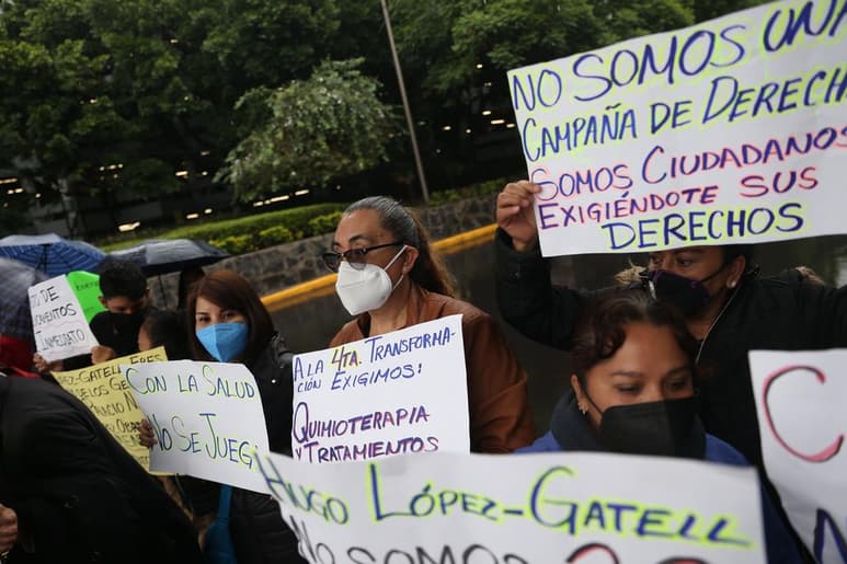 Entre los manifestantes que este miércoles bloquearon los accesos vehiculares al Aeropuerto Internacional de la Ciudad de México, para protestar por la falta de medicamentos oncológicos había madres de familia con historias desgarradoras. (EFE)