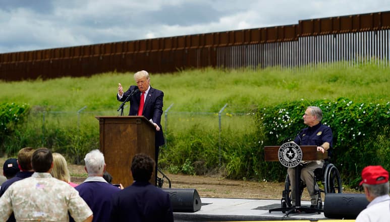 Vuelve al borde. El expresidente de Estados Unidos Donald Trump volvió ayer a Texas para visitar la frontera con México junto al gobernador Greg Abbott; aseguró que el país está “enfermo” en su borde sur y criticó la política migratoria del presidente Joe Biden. (AP)