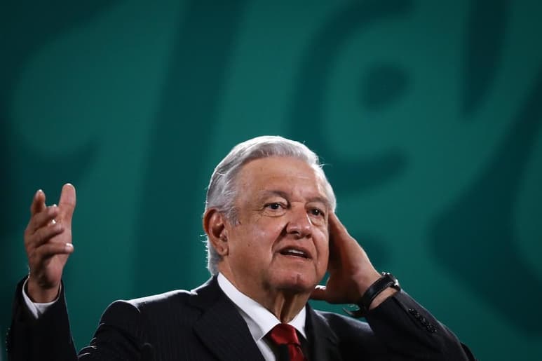 De acuerdo con el informe publicado por el consultor político Luis Estrada, en las 641 conferencias mañaneras que ha dado desde su llegada a la Presidencia el 1 de diciembre de 2018 y hasta el 30 de junio, el mandatario es impreciso 88 veces en promedio en cada una de ellas.
(EFE)