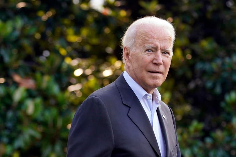 El presidente de Estados Unidos, Joseph Biden, y su esposa, Jill Biden, legaron este jueves a Miami, donde tienen previsto reunirse con los rescatistas y los sobrevivientes y familiares de víctimas y desaparecidos del derrumbe parcial de un edificio de apartamentos en Surfside (Miami-Dade). (EFE)
